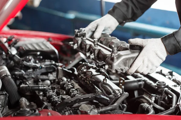 Reparation av modern dieselmotor, arbetstagare händer och verktyg. Bilmekaniker tittar på motorn för analys symtom av bil underhåll reparation service Station — Stockfoto