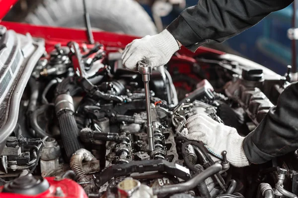 Reparation av modern dieselmotor, arbetstagare händer och verktyg. Närbild av en bilmekaniker som arbetar på en bil motor — Stockfoto