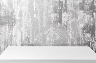 Boş üst raflar veya tablo ahşap beton duvar arka plan üzerine. Koymak ürün ve bir şey için