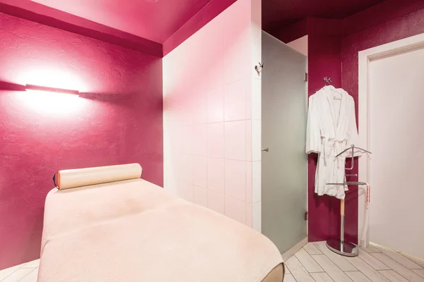 Sala de massagem design de interiores no centro de bem-estar e spa. Iluminação fraca — Fotografia de Stock