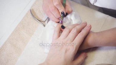 Closeup parmak tırnak bakım Güzellik Salonu manikür uzmanı tarafından. Manikürcü kütikül profesyonel kerpeten manikür ve pedikür için temizleyin.