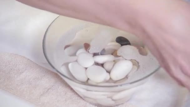 Procedimiento de hidratación de uñas, la mano yacía en el baño con agua. Primer plano. Salón de belleza manicura. manicura hace el procedimiento para el cuidado de las uñas — Vídeos de Stock