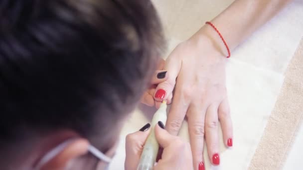 Manicura. Tomando un chapuzón de la botella de manicura en primer plano. Master aplica el dibujo del barniz a las uñas por el gel en el balneario. Cuidado de uñas de primer plano por especialista en salón de belleza . — Vídeos de Stock