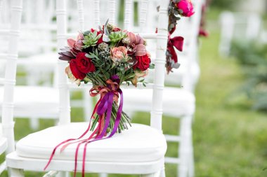 Çarpıcı kırmızı gelin buketi beyaz sandalye. Düğün töreni. Karışımı succulents, orkide ve gül