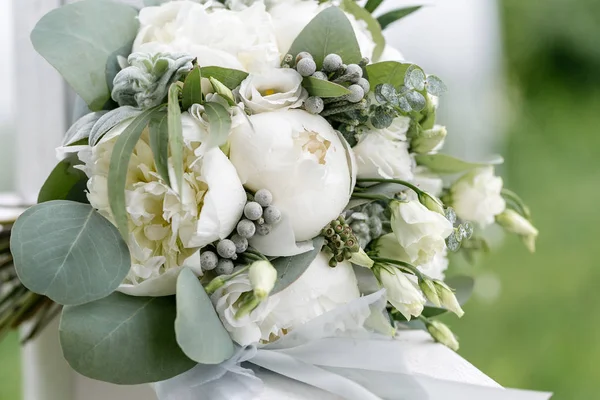 Wedding bouquet with rain drops. Morning at wedding day at summer. Beautiful mix white peonies and eucalyptus — Stock Photo, Image