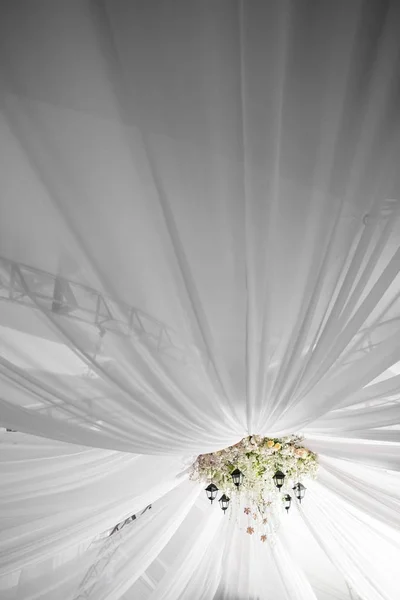 バラと光のテントの下で白い花ハングで作られたシャンデリア。装飾的なライト — ストック写真