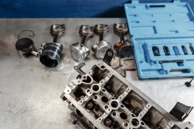 Motor bloğu aracını sökün. Motor sermayesi tamiri. 16 vana ve 4 silindir. Araba servisi konsepti. Tamirci işi. Eski ve yeni pistonlar. Üst görünüm