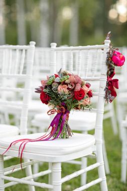 Çarpıcı kırmızı gelin buketi beyaz sandalye. Düğün töreni. Karışımı succulents, orkide ve gül