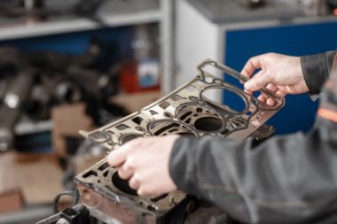 El conta sızdırmazlık. Mekanik sökmeye blok motoru araç. Motoru bir tamir standı piston ve marjbiyel otomotiv teknolojisi ile. Bir araba tamir dükkanı iç.