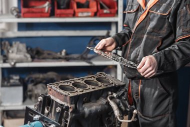 El conta sızdırmazlık. Mekanik sökmeye blok motoru araç. Motoru bir tamir standı piston ve marjbiyel otomotiv teknolojisi ile. Bir araba tamir dükkanı iç.