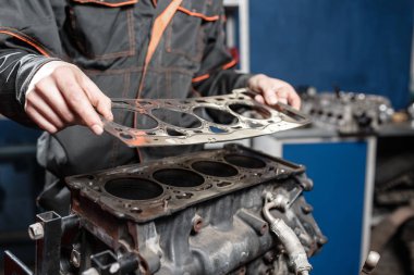 El conta sızdırmazlık. Mekanik sökmeye blok motoru araç. Motoru bir tamir standı piston ve marjbiyel otomotiv teknolojisi ile. Bir araba tamir dükkanı iç.