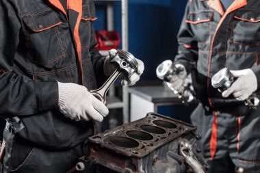 Tamirci yeni bir piston yükler. Motor bloğu araç sökmeye. Motor sermaye onarım. 16 valf ve dört silindirli. Araba hizmet anlayışı.