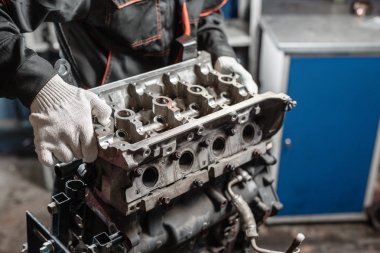 Mekanik sökmeye blok motoru araç. Motoru bir tamir standı piston ve marjbiyel otomotiv teknolojisi ile. Bir araba tamir dükkanı iç.