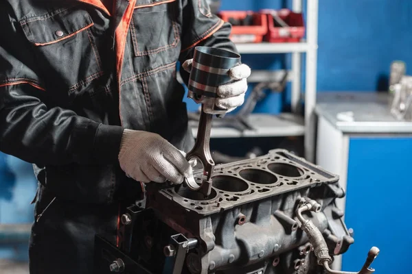 El mecánico instala un nuevo pistón. Desmonte el vehículo del bloque del motor. Reparación de capital motor. 16 válvulas y 4 cilindros. Concepto de servicio de coche . — Foto de Stock