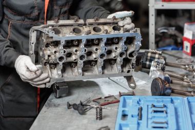 Tamirci iş. Motor bloğu araç sökmeye. Motor sermaye onarım. 16 valf ve dört silindirli. Araba hizmet anlayışı.