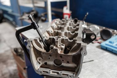 mekanik kilitleme valf mekanizması açıldı. Motor bloğu araç sökmeye. Motor sermaye onarım. 16 valf ve dört silindirli. Araba hizmet anlayışı.