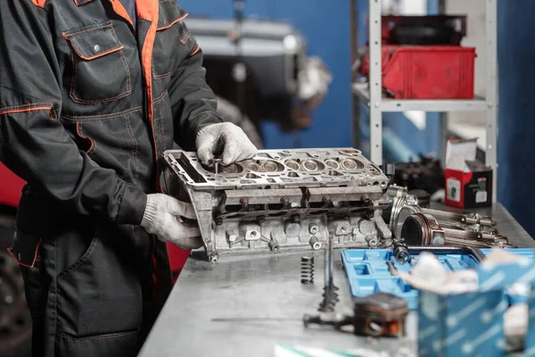 O mecânico instala uma nova válvula. Desmontar o veículo de bloco do motor. Reparação de capital automóvel. 16 válvulas e quatro cilindros. Conceito de serviço de carro . — Fotografia de Stock