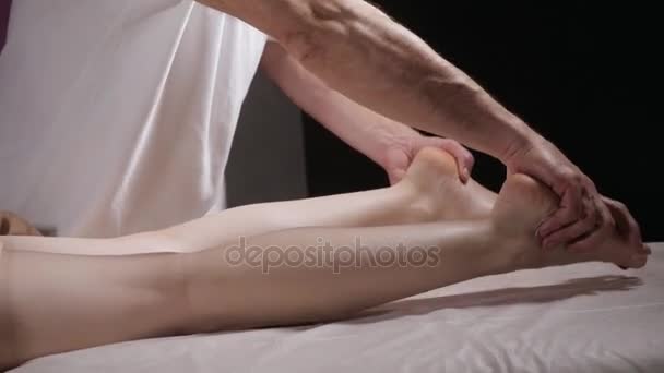 Велнесс массаж ног. Крупным планом остеопата, делающего манипулятивный массаж. Мужчина массирует руки женщине. Концепция СПА центра — стоковое видео