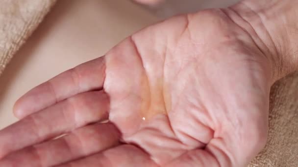 gros plan verse de l'huile dans la paume. Ostéopathe faire un massage manipulateur sur l'abdomen féminin. Homme mains massant femelle.Thérapeute appliquant une pression sur le ventre. Concept de centre de spa 