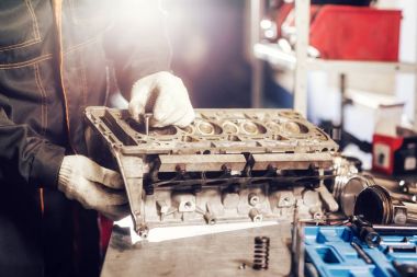 Tamirci yeni bir vana yükler. Motor bloğu araç sökmeye. Motor sermaye onarım. 16 valf ve dört silindirli. Araba hizmet anlayışı.