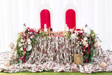 İç bir düğün çadırı dekorasyon misafirler için hazır. Ziyafet masa seçim çerçevesi dekore edilmiş çiçek ve ipek açık servis. Kavram catering