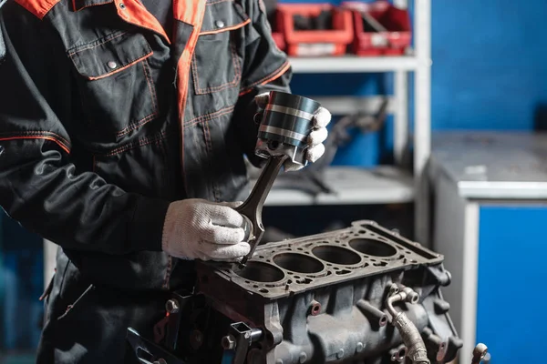 El mecánico instala un nuevo pistón. Desmonte el vehículo del bloque del motor. Reparación de capital motor. 16 válvulas y 4 cilindros. Concepto de servicio de coche . — Foto de Stock