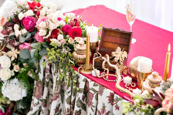 Interior de una decoración de la tienda de la boda listo para los huéspedes. Sirve mesa redonda de banquete al aire libre en carpa decorada con flores y seda. Concepto de restauración — Foto de Stock