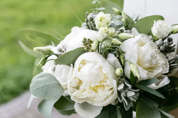 Bröllop bukett med regn droppar. Morgon på bröllopsdag på sommaren. Vacker mix vita pioner och eukalyptus — Stockfoto