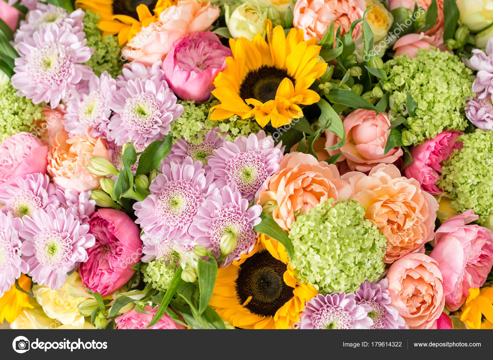 木製のテーブルの上に花瓶の混合花の美しい花束 花屋さんのお花屋さんの仕事 ひまわりと菊とバラの明るい組み合わせです フルスクリーンを背景に ストック写真 C Malkovkosta