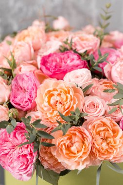 ahşap masa bir kutusunda karışık çiçekli güzel buket. bir çiçek mağazası, çiçekçi iş