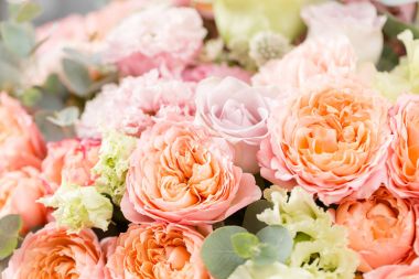 ahşap masa üzerinde bir vazoda karışık çiçekler güzel buket. bir çiçek mağazası, çiçekçi iş