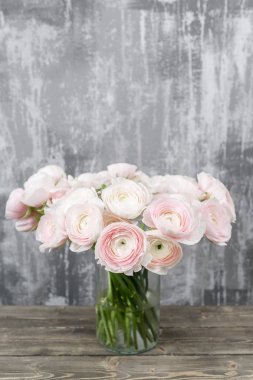 Güzel ahşap masaya Düğünçiçeği çiçek buket vazo. rustik arka plan kopya alanı ile. Farsça düğün çiçeği çiçek kadar kapatın.