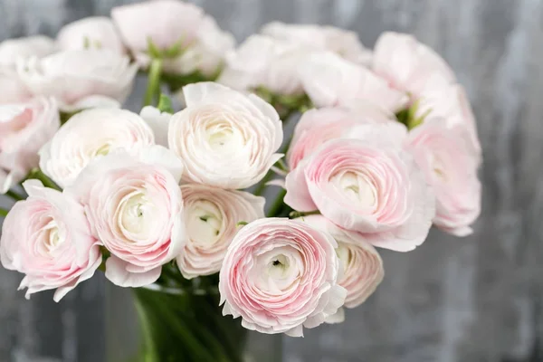 Vase mit schönem Strauß Hahnenfußblumen auf Holztisch. rustikaler Hintergrund mit Kopierraum. Nahaufnahme persischen Hahnenfuß Blume. — Stockfoto