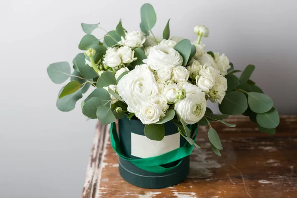 Смешанные белые цветы. Букет спрея из роз и роз в коробке на деревянном столе. скопировать пространство. blank for text — стоковое фото