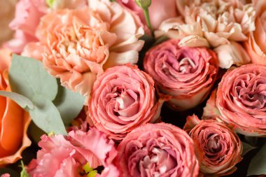 Gri bir arka plan üzerinde çiçek kompozisyon. Düğün ve şenlikli dekor. Toz pembe renk. kopya alanı. portre