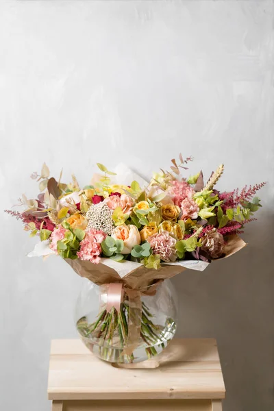 Composición floral sobre fondo gris. Boda y decoración festiva. Ramo de flores de primavera. espacio de copia —  Fotos de Stock