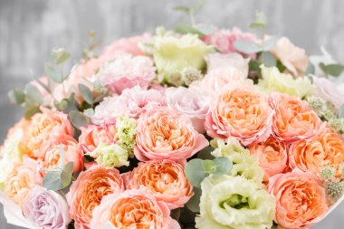 ahşap masa üzerinde bir vazoda karışık çiçekler güzel buket. bir çiçek mağazası, çiçekçi iş