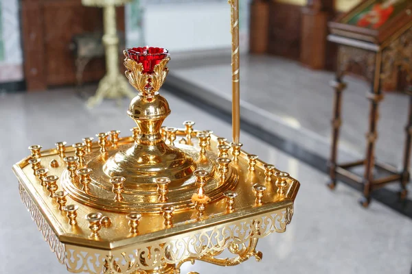 Accesorios para el bautizo de niños iconos de velas y fuente, la Iglesia Ortodox. El Sacramento de los Niños — Foto de Stock