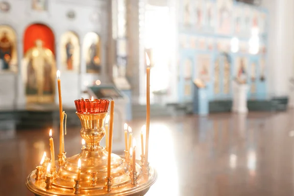 Acessórios para o batismo de ícones infantis de velas e fontes, a Igreja Ortodoxa. O Sacramento das Crianças — Fotografia de Stock