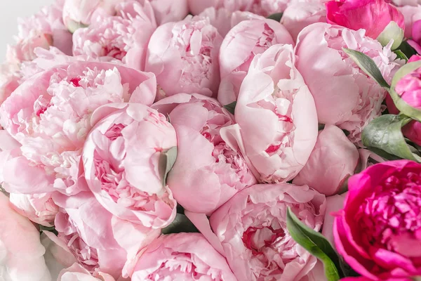 Elegante Bouquet von vielen Pfingstrosen von rosa Farbe aus nächster Nähe. schöne Blume für jeden Urlaub. viele hübsche und romantische Blumen im Blumenladen. — Stockfoto