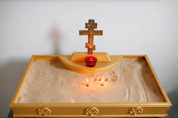 Δύο κεριά και την λάμπα close-up. Εσωτερικό της Ορθόδοξης Εκκλησίας το Πάσχα. μωρό βάπτιση. Τελετή στο Χριστιανό. κολύμβησης το στην κολυμβήθρα — Φωτογραφία Αρχείου