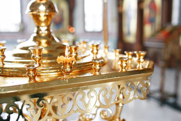 Acessórios para o batismo de ícones infantis de velas e fontes, a Igreja Ortodoxa. O Sacramento das Crianças — Fotografia de Stock