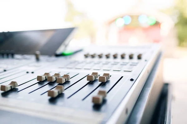 Concierto en el parque. Control del mezclador de sonido, tiro de ángulo bajo con campo de profundidad superficial . — Foto de Stock