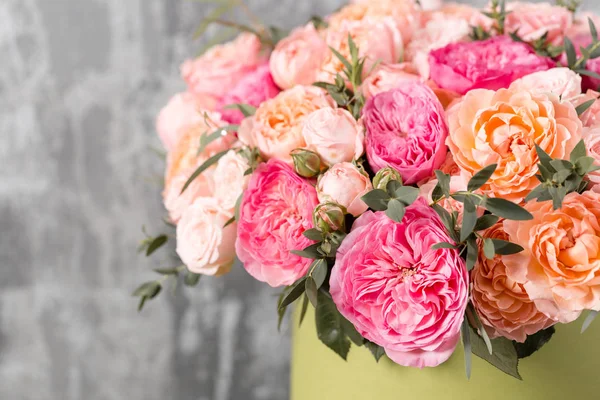 Hermoso ramo de flores mezcladas en una caja sobre una mesa de madera. el trabajo de la floristería en una floristería — Foto de Stock