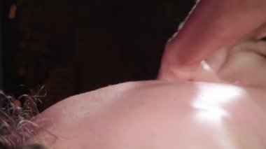 yakın çekim masör elleri. Masaj omurga ve boyun, rahat hasta sahiptir. düşük anahtar. Adam masaj erkek eller. Spa merkezi kavramı