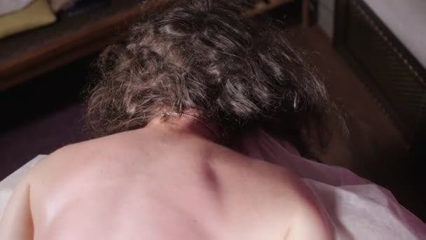 Mains de masseur en gros plan. Massage colonne vertébrale et le cou, patient détendu bénéficie. discret. L'homme masse les mains des femmes. Concept de centre de spa — Video