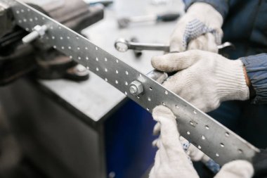 Çocuk Oto Servisi master class. Demir anahtarı elinde büyük onaltılık cıvata unscrews. İngiliz anahtarı çelik araçları onarım için