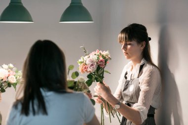 Ana sınıfı buketleri yapmaya. Yaz buket. Düzenlenmesi, kendi elleriyle güzel buketler yapma çiçek öğrenme