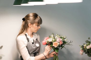 Ana sınıfı buketleri yapmaya. Yaz buket. Düzenlenmesi, kendi elleriyle güzel buketler yapma çiçek öğrenme