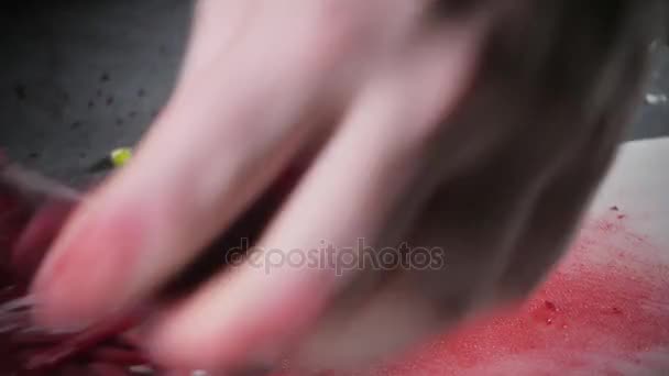 Nahaufnahme von Hand mit Messer schneiden frisches Gemüse. junger Koch schneidet Rüben in Großaufnahme auf einem weißen Schneidebrett. Kochen in Restaurantküche — Stockvideo